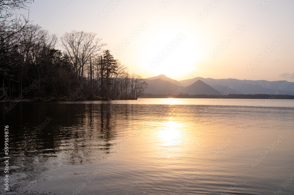 夕陽に輝く湖の風景。北海道の屈斜路湖。