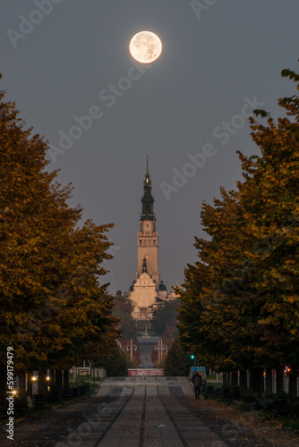 Klasztor o wschodzie słońca z Księżycem w Częstochowie w Polsce © Marek