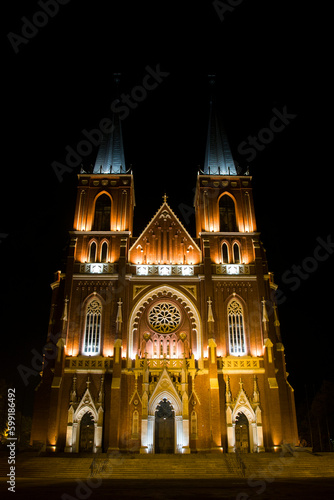 Katedra nocą w Częstochowie w Polsce © Marek