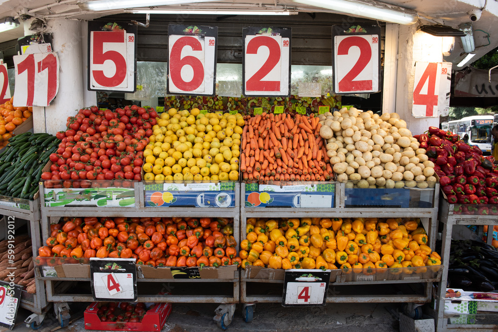 Obraz premium Colorful outdoor produce market