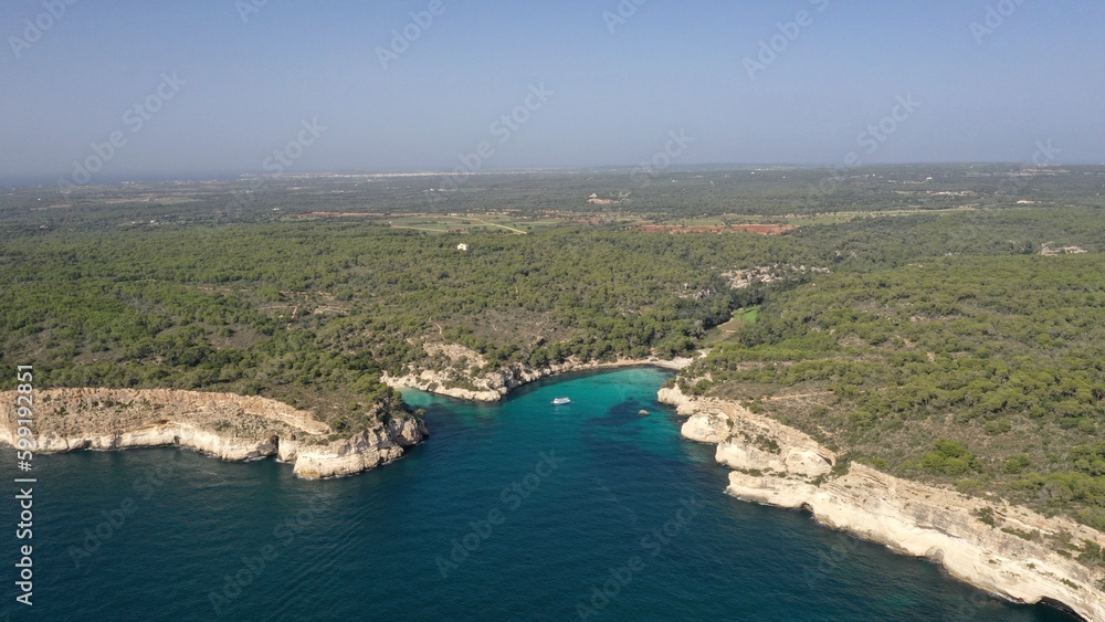 survol aérien des plages de cala Galdana à Minorque dans les iles baléares en Espagne