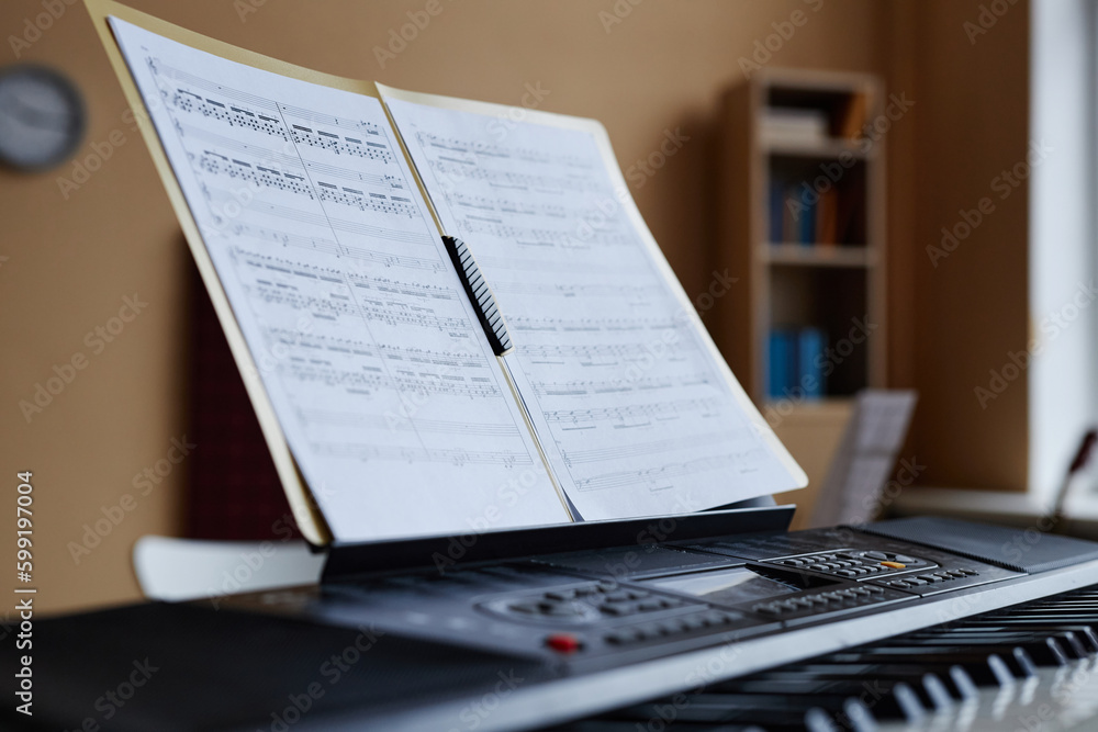 Obraz premium Close-up of sheet music for playing music on piano in music class