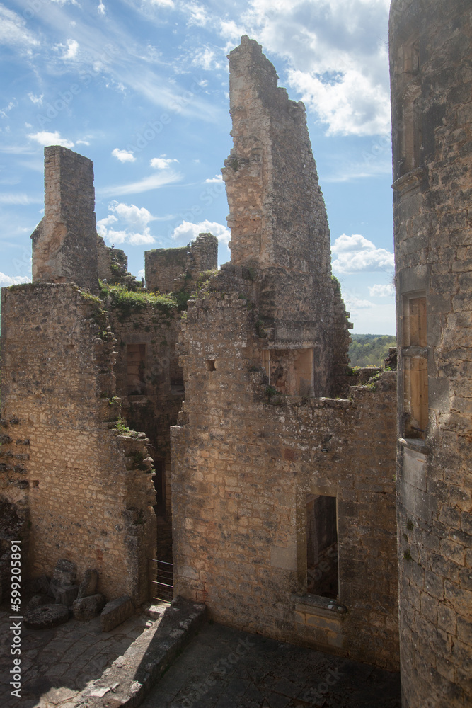Dans les ruines du château médiéval de Bonaguil (Haute-Garonne)