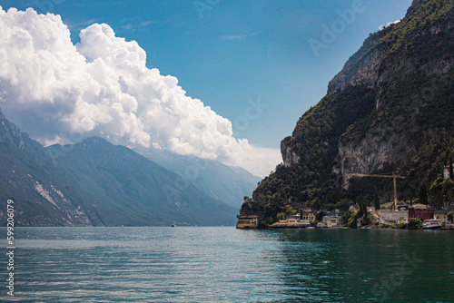 Góra nad jeziorem Garda © Ewa