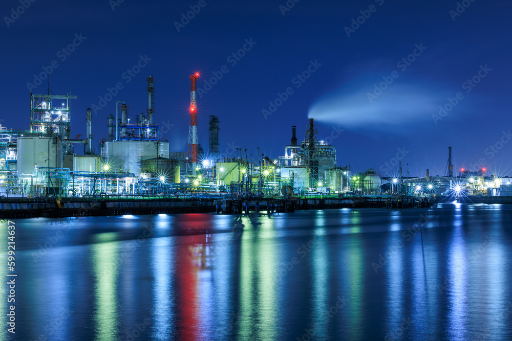 工場地帯の放つ光と海面に反射する光、工場夜景