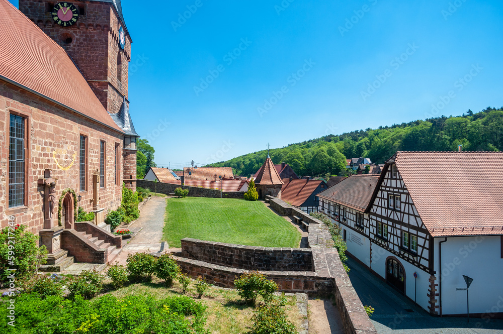 Fachwerkensemble mit Befestigung der Wehrkirche in Dörrenbach. Region Pfalz im Bundesland Rheinland-Pfalz in Deutschland