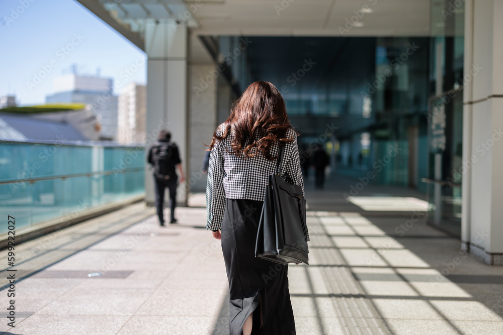 Obraz premium 出勤する女性の上半身の後ろ姿 