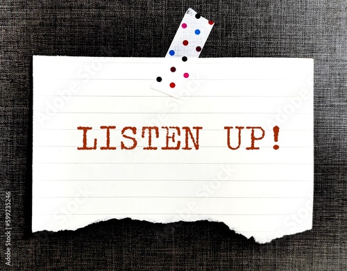 Canvastavla Stick note on wallpaper with handwritten text LISTEN UP!, means to tell others t