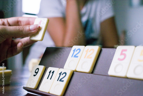 Tableau sur toile Game day, Family fun with Burako Rummy
