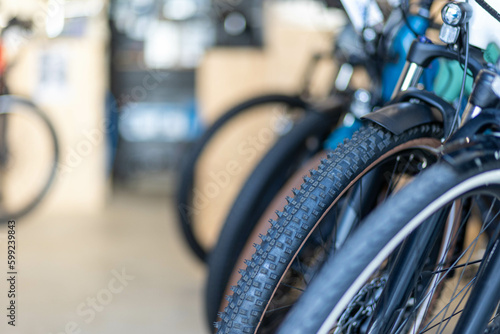 Vélo électrique neuf pris en photo depuis la roue avant de la bicyclette dans un magasin de vélos © lamurebenjamin