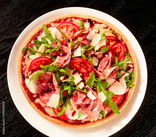 Pizza Salami mit Rucola und Tomaten