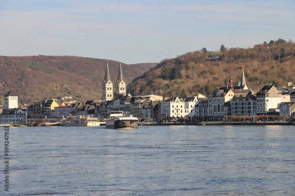 Blick von Nordwesten auf Boppard am Rhein; Rheinpromenade mit St. Severus