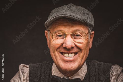 Mann mit Brille und Kappe photo
