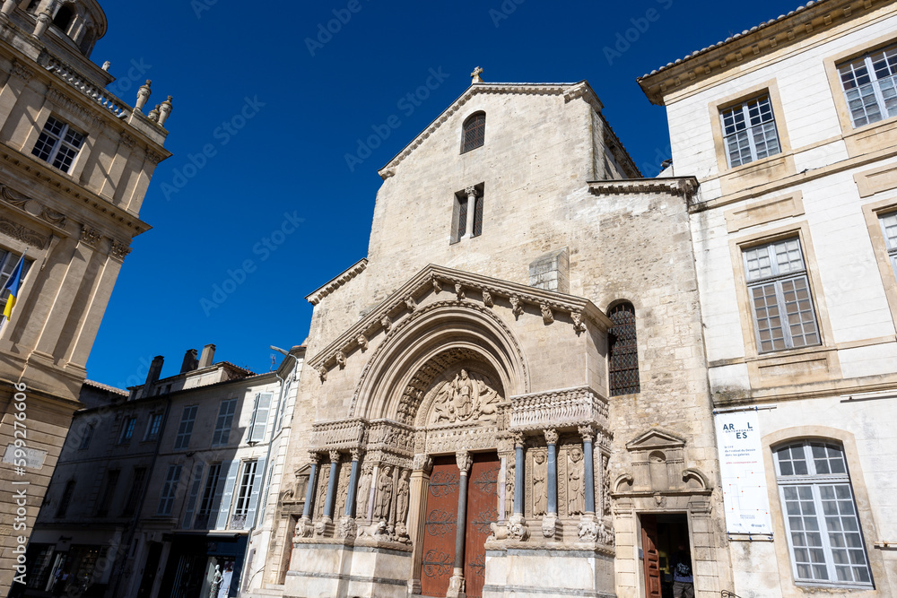 façade de la Cathédrale Saint-Trophime à Arles