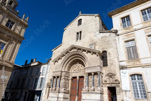 façade de la Cathédrale Saint-Trophime à Arles
