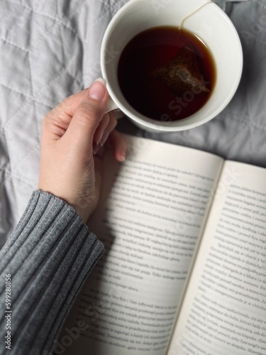 Ksiazka i herbata, czytanie ksiazki, cosy day 