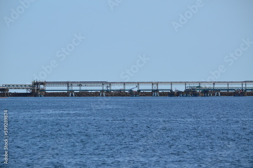 海面に建てられた橋 © dill