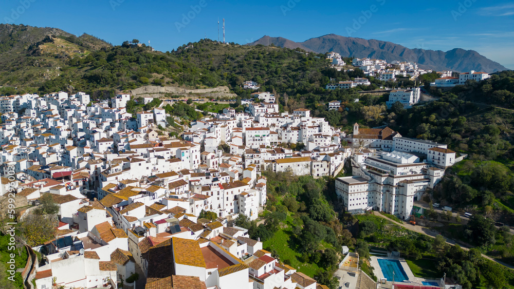 vista del bonito pueblo blanco de Casares en la provincia de Málaga, Andalucía	
