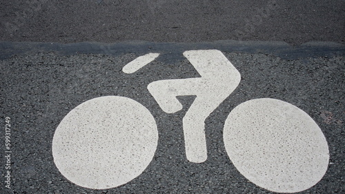 Cycliste coupé sur le macadam