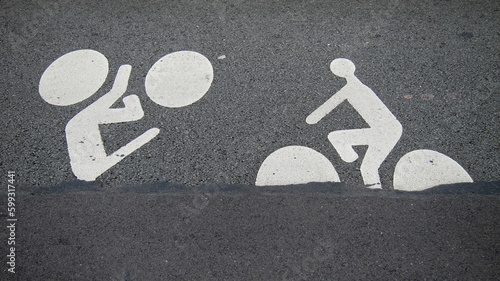 Symboles de piste cyclable coupés et dégradés