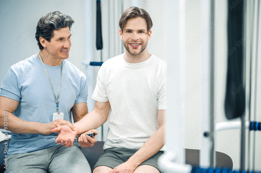 Obraz premium Doctor checking the patients pulse