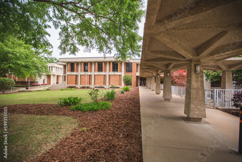 Фотография Buildings on the Campus of Auburn University at Montgomery with beautiful green