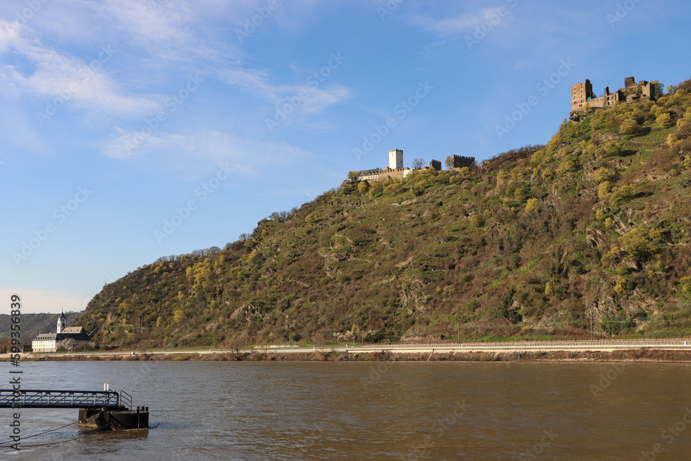 Romantisches Mittelrheintal; Blick über den Fluss auf die 