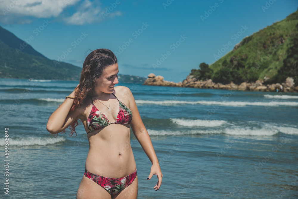 Obraz premium Mulher posando na praia no sol do verão
