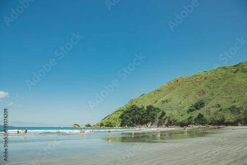 Praia e mar com céu azul no verão