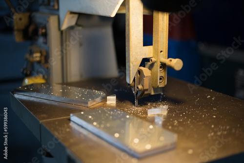 Cutting material with a metal saw