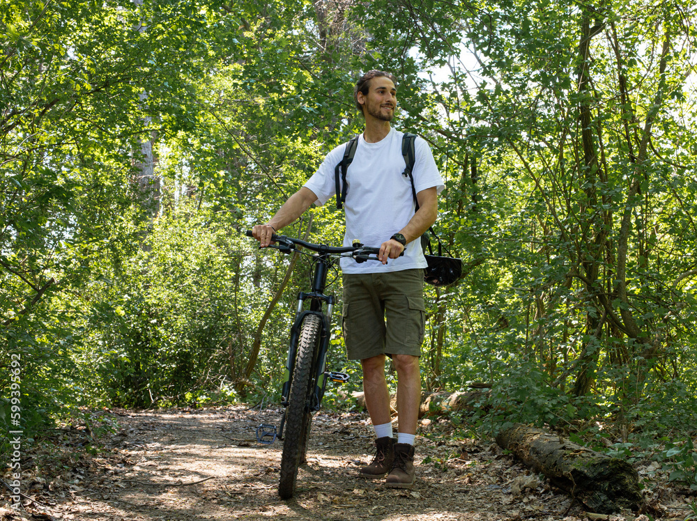 Obraz premium Man in forest with bicycle