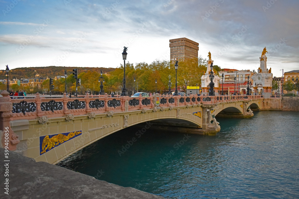 Fototapeta premium EL PUENTE MARIA CRISTINA. UNO DE LOS PUENTES MAS BELLOS PARA VISITAR EN SAN SEBASTIAN. ESPAÑA.