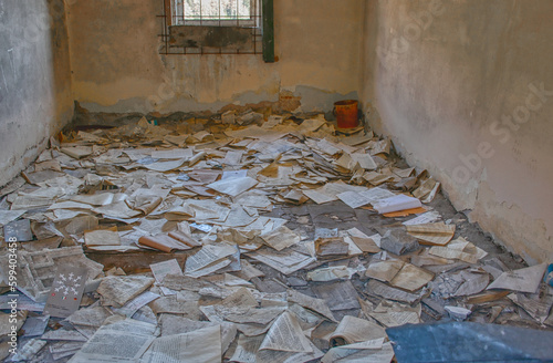 Lost Place, Bahnhof, Papier, verstreut, Dokumente, Unterlagen, Buch, Bücher, vergessen, Information, Boden, bedeckt, unordentlich, Unordnung, Verwüstung, verwüstet, Büro, Betriebsgebäude, Italien, Ver photo