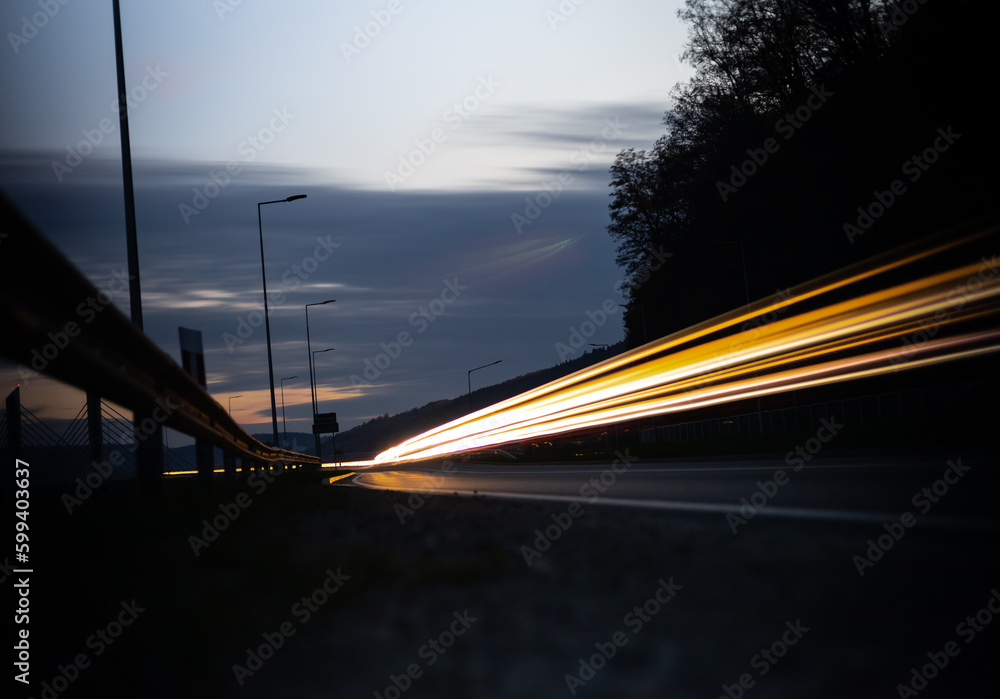 Światła samochodów nocą na drodze - obrazy, fototapety, plakaty 