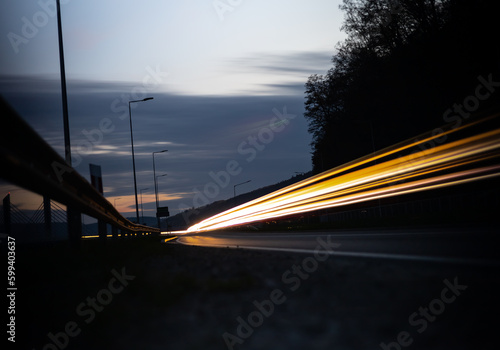 Światła samochodów nocą na drodze