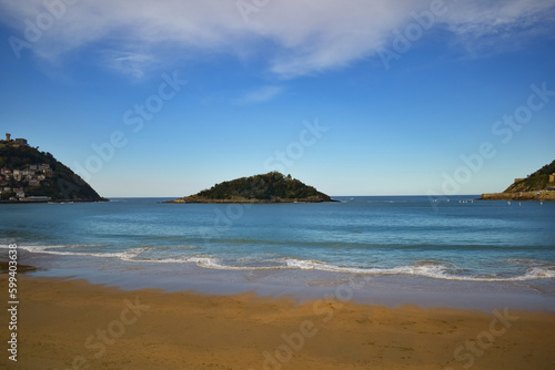 PASEO MARITIMO EN BAHIA LA CONCHA, SAN SEBASTIAN, ESPAÑA.