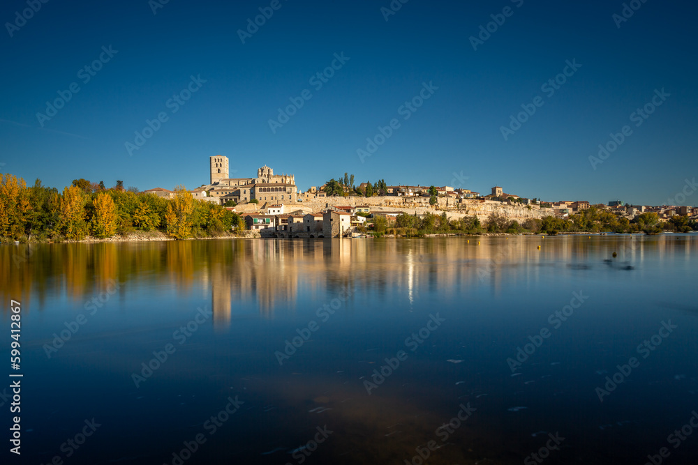 Beautiful Long Exposure panoramic view of Zamora cityscape during Autumn season, from the other side of the Douro River, in Spain.