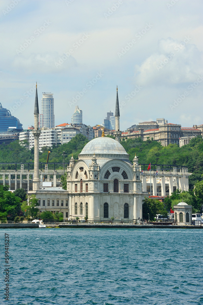 Dolmabahce Mosque is a building that was started by Bezmialem Valide Sultan, the mother of Sultan Abdlmecit,