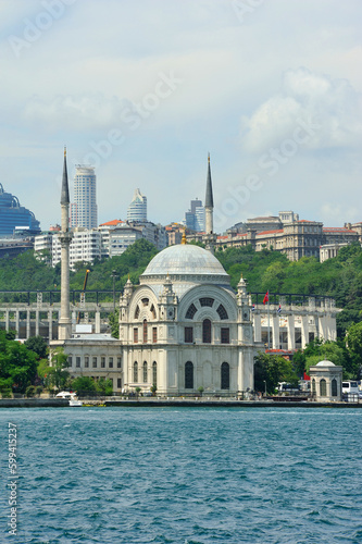 Obraz na płótnie Dolmabahce Mosque is a building that was started by Bezmialem Valide Sultan, the mother of Sultan Abdlmecit, w salonie