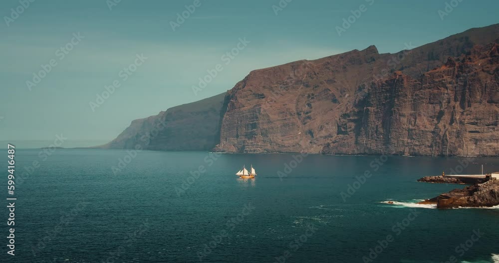 Pirate Cliffs Vidéo Stock Tourist wooden pirate ship floats near rocky shore in ...