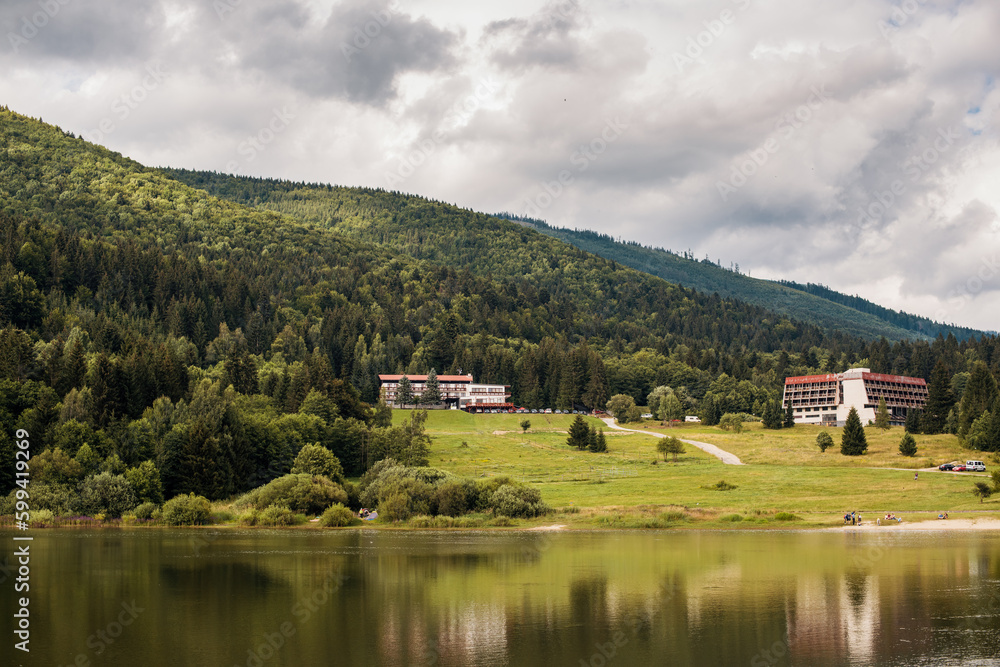 Obraz premium Krpáčovo Lake with Beautiful Forest Reflections