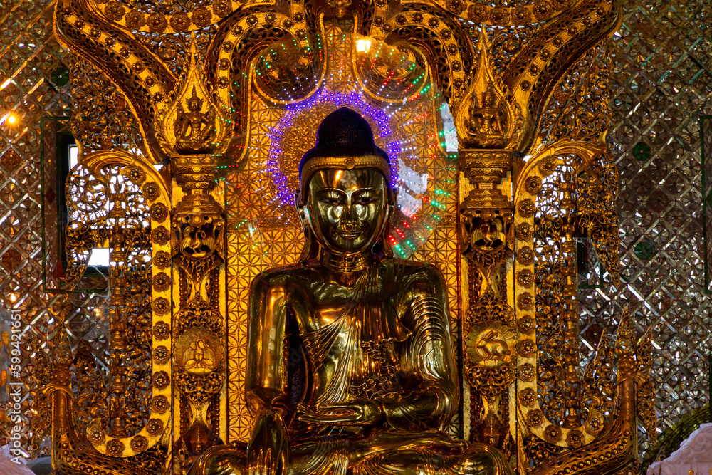 Obraz premium Golden Buddha statue