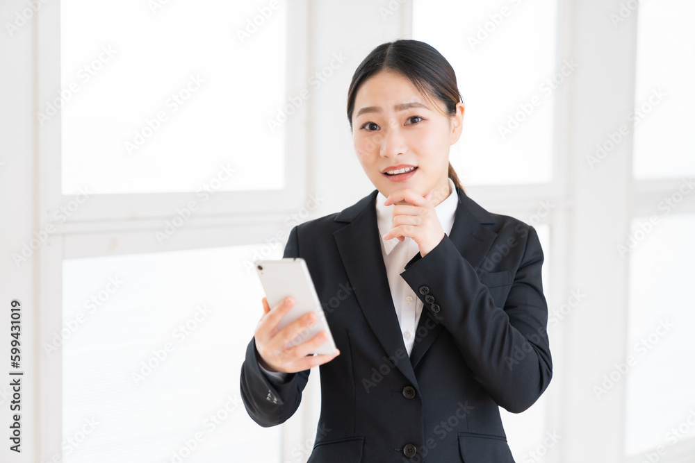 考える女性　スマホ　ビジネス