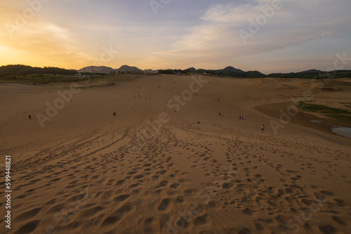 日本の鳥取県の鳥取砂丘の日の出
