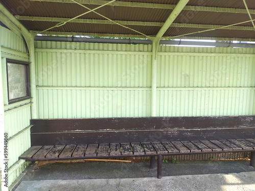 駅にある待合いベンチ