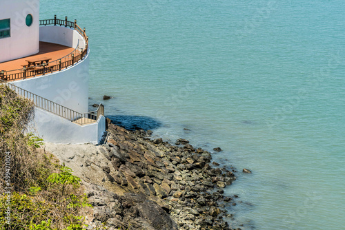 Fotografia Rocky shoreline at base of lighthouse at marine park.