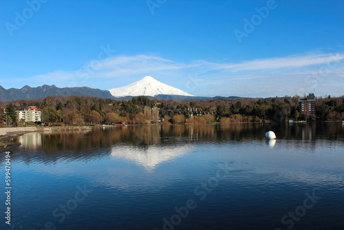 Vulcão Villarrica, refletido no lago de mesmo nome em Pucon , sul do Chile photo