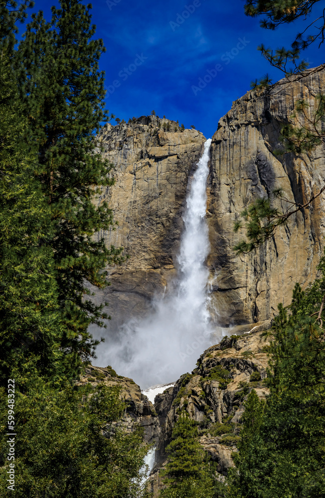 Obraz premium Yosemite Falls with a snow cone, spring in Yosemite National Park inCalifornia