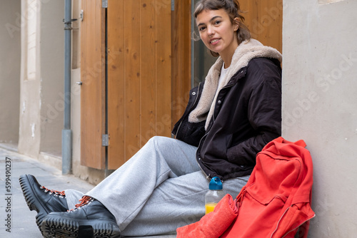 Bild auf Leinwand retrato chica guapa de 30 años sentada con mochila esperando clase de deporte