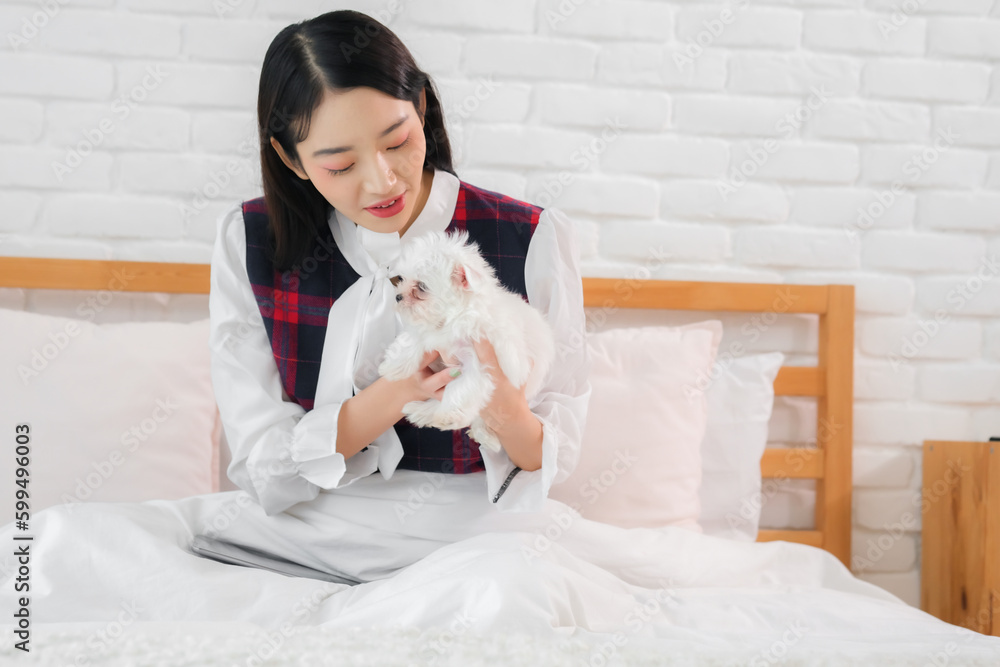 Obraz premium The cute and cozy moment of the woman and the dog snuggled together on the bed was heartwarming.